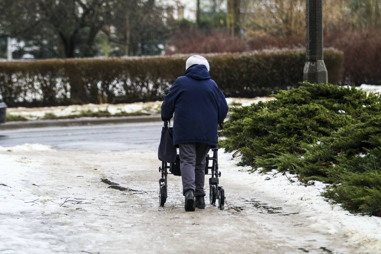 Seniorka z chodzikiem.