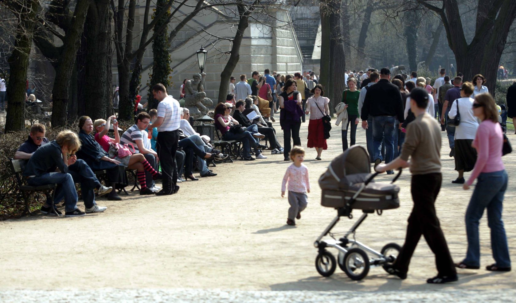 Warszawskie Łazienki podczas upałów przyciągają masy spacerowiczów szukających cienia