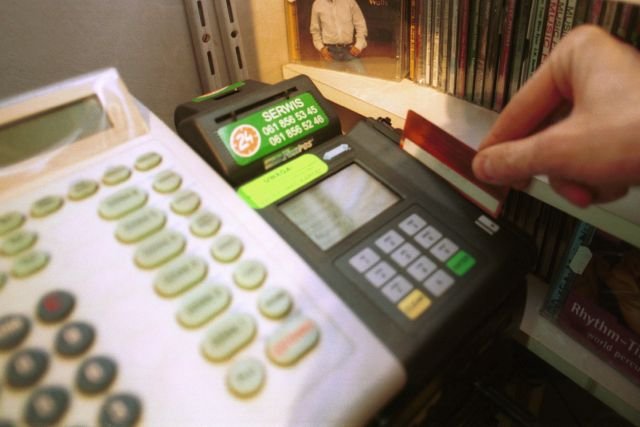 Klientka supermarketu zapomniała wyjąć kartę z terminala. Kasjerka ukradła z niej 650 złotych