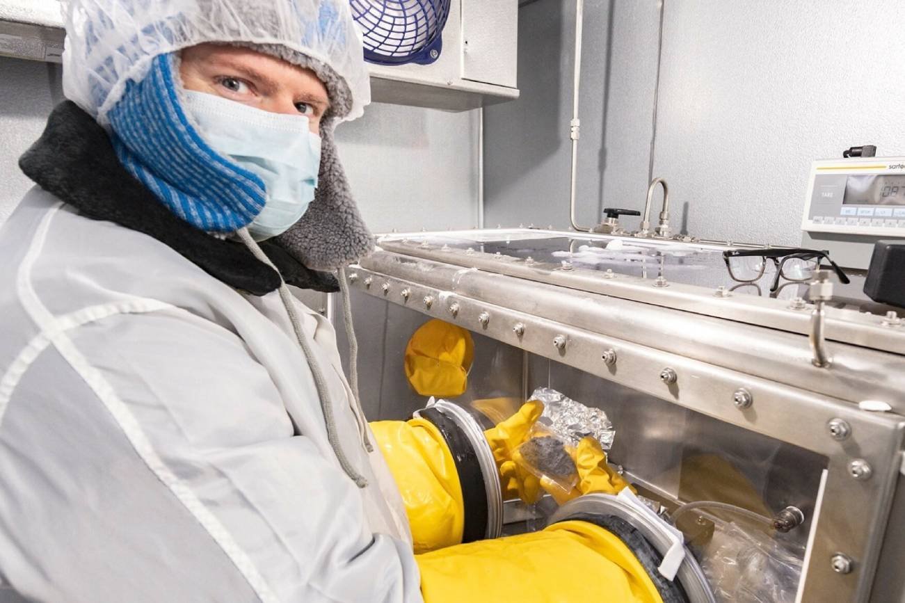 Na drzwiach wisiały wyraźne instrukcje, czego nie robić.