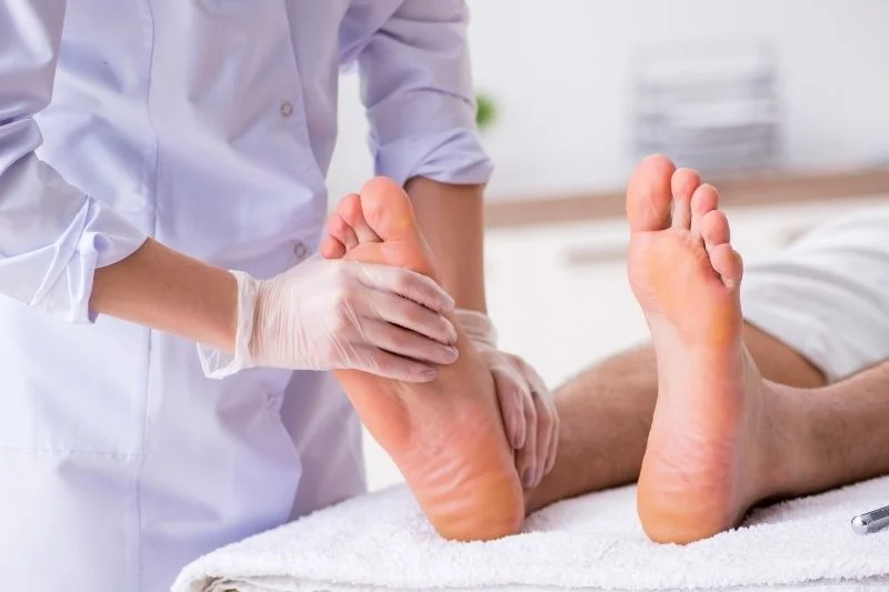 Manicure zakazany, wizyta u podologa już nie.