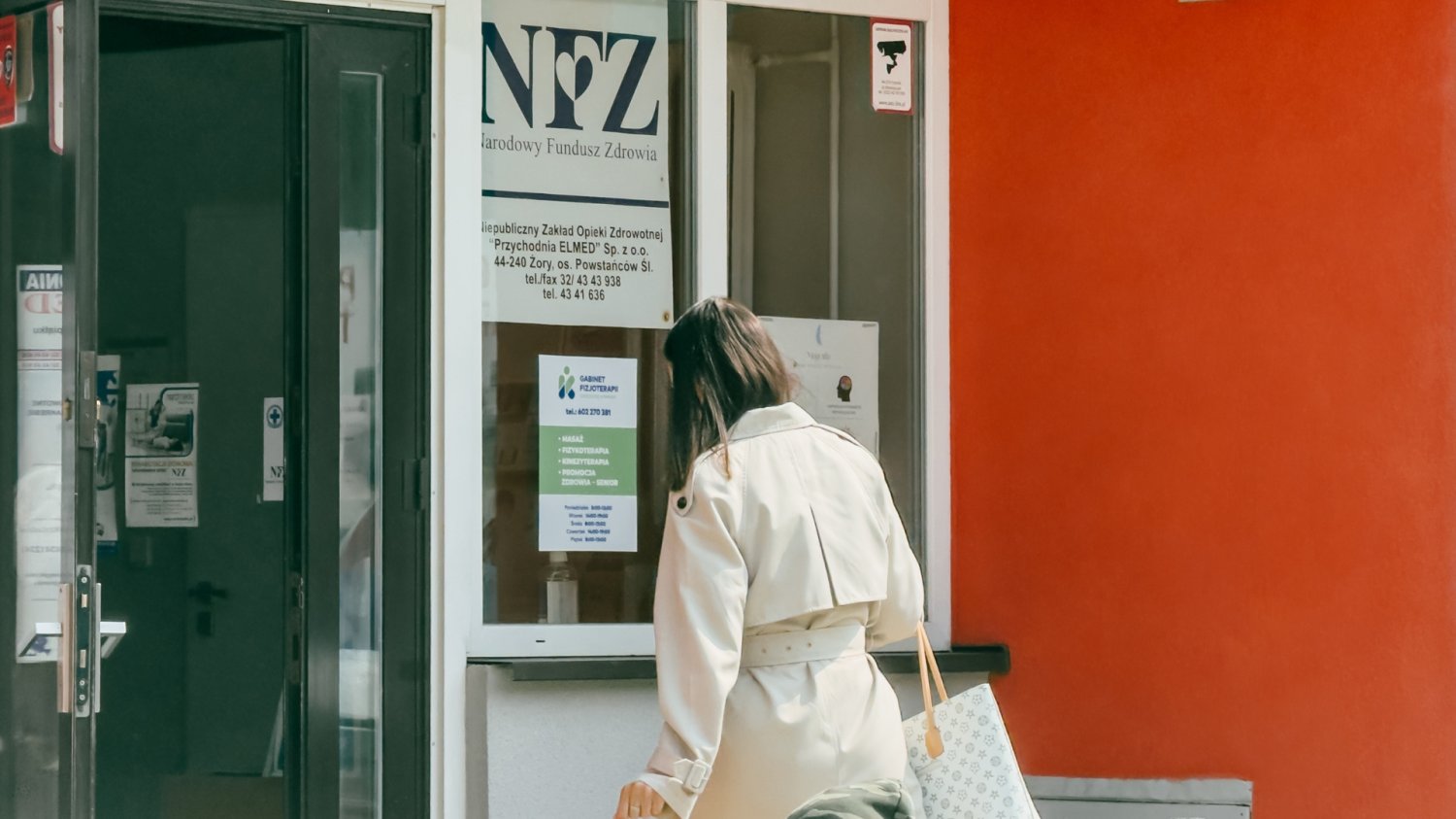Rząd przeznaczy 1,1 mld zł na szpitale. Kropla w morzu systemowych problemów Kobeta wchodzi do szpitala.