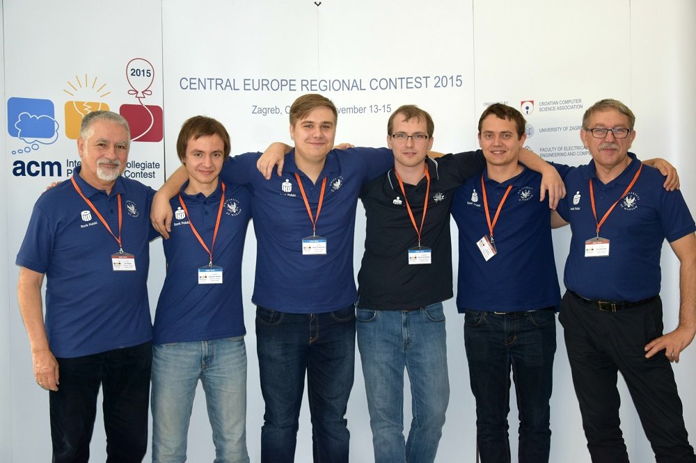 Zwycięska drużyna XXI ACM ICPC wraz z opiekunami – prof. Janem Madeyem i prof. Krzysztofem Diksem.