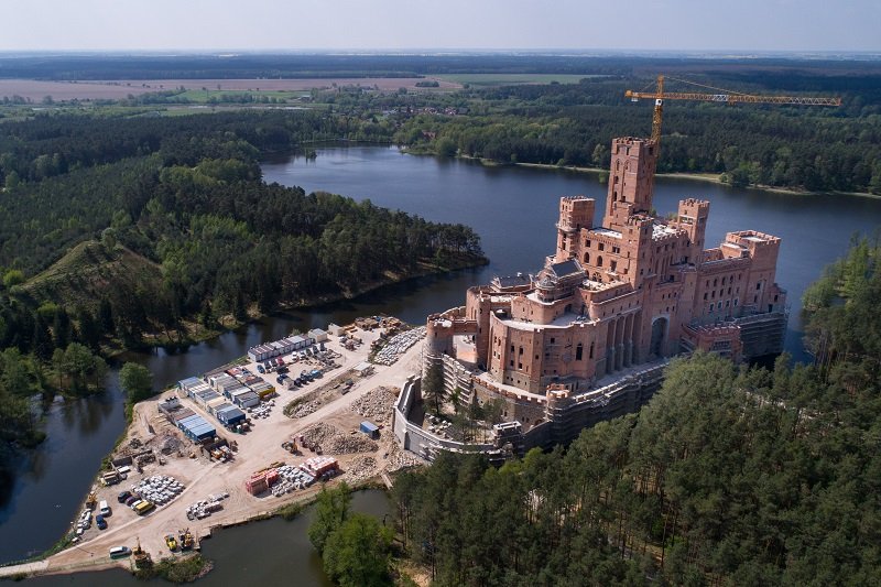 Gigantyczny zamek na jeziorze powstał w tajemnicy. Stobnica, woj. wielkopolskie.