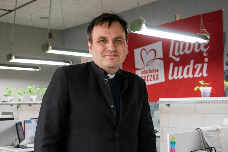 Ks. Grzegorz Babiarz i inni członkowie zarządu stowarzyszenia Wiosna mają zarabiać do 15 tysięcy złotych netto miesięcznie.