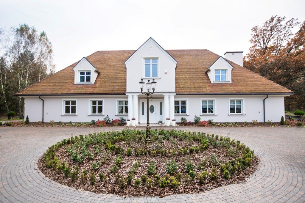 Dom w stylu polskiego dworkowym, z ceramiką dachową Heritage