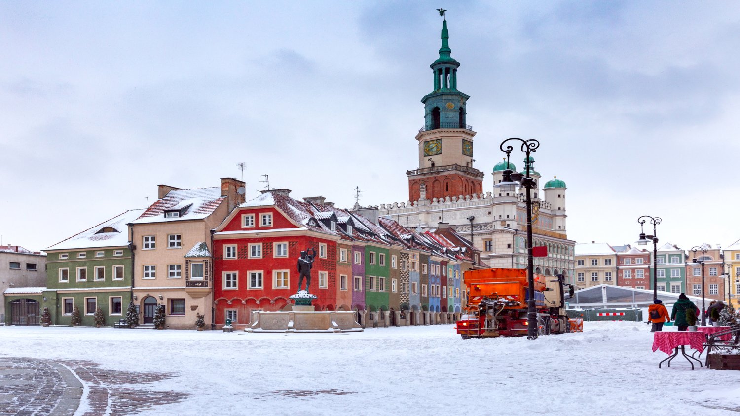 Poznań pozyskał 28 mln zł na rozwój systemów bezpieczeństwa. Zaśnieżone starówka w Poznaniu.