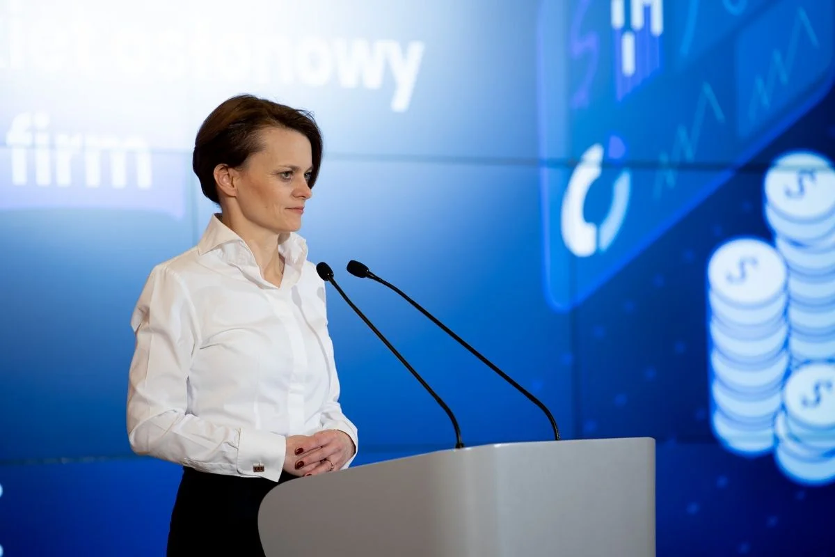 Jadwiga Emilewicz w trakcie konferencji dotyczącej pakietu osłonowego dla firm i pracowników dotkniętych epidemią koronawirusa.