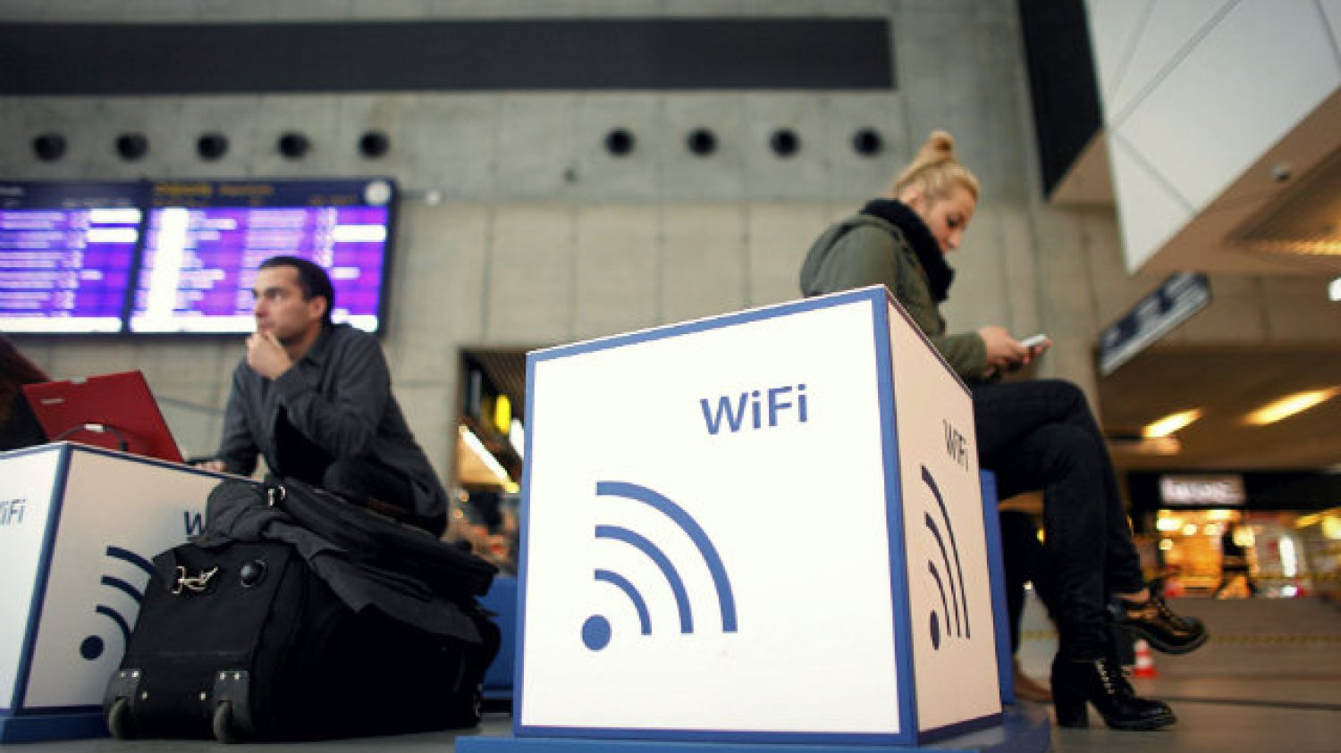 W czasach gdy korzystanie z internetu stało się dla większości z nas czymś tak naturalnym jak powietrze, problemy z Wi-Fi stają się problemem o dużej randze