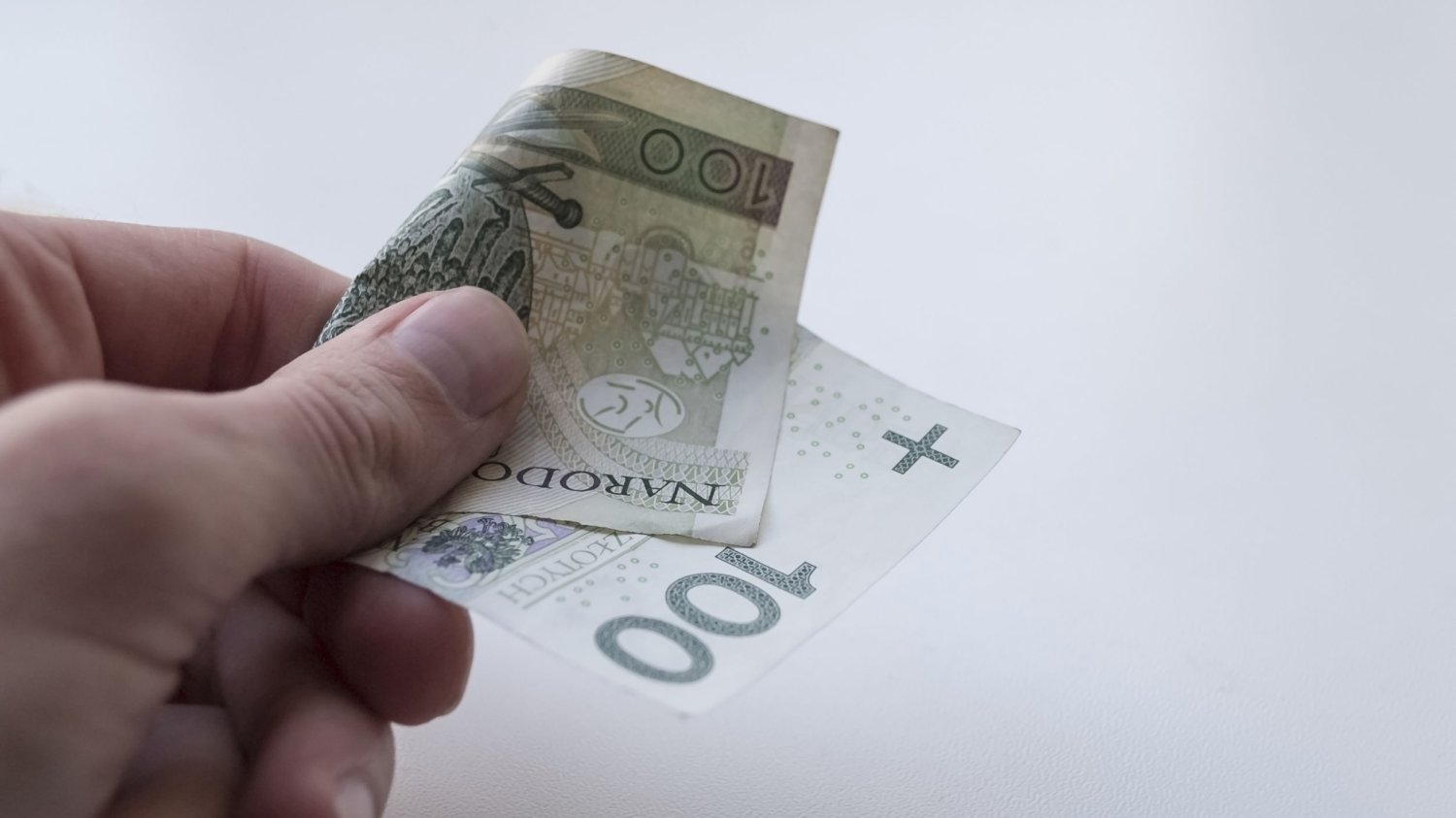 Nastolatkowie stuzłotowe banknoty wydrukowali na domowej drukarce.