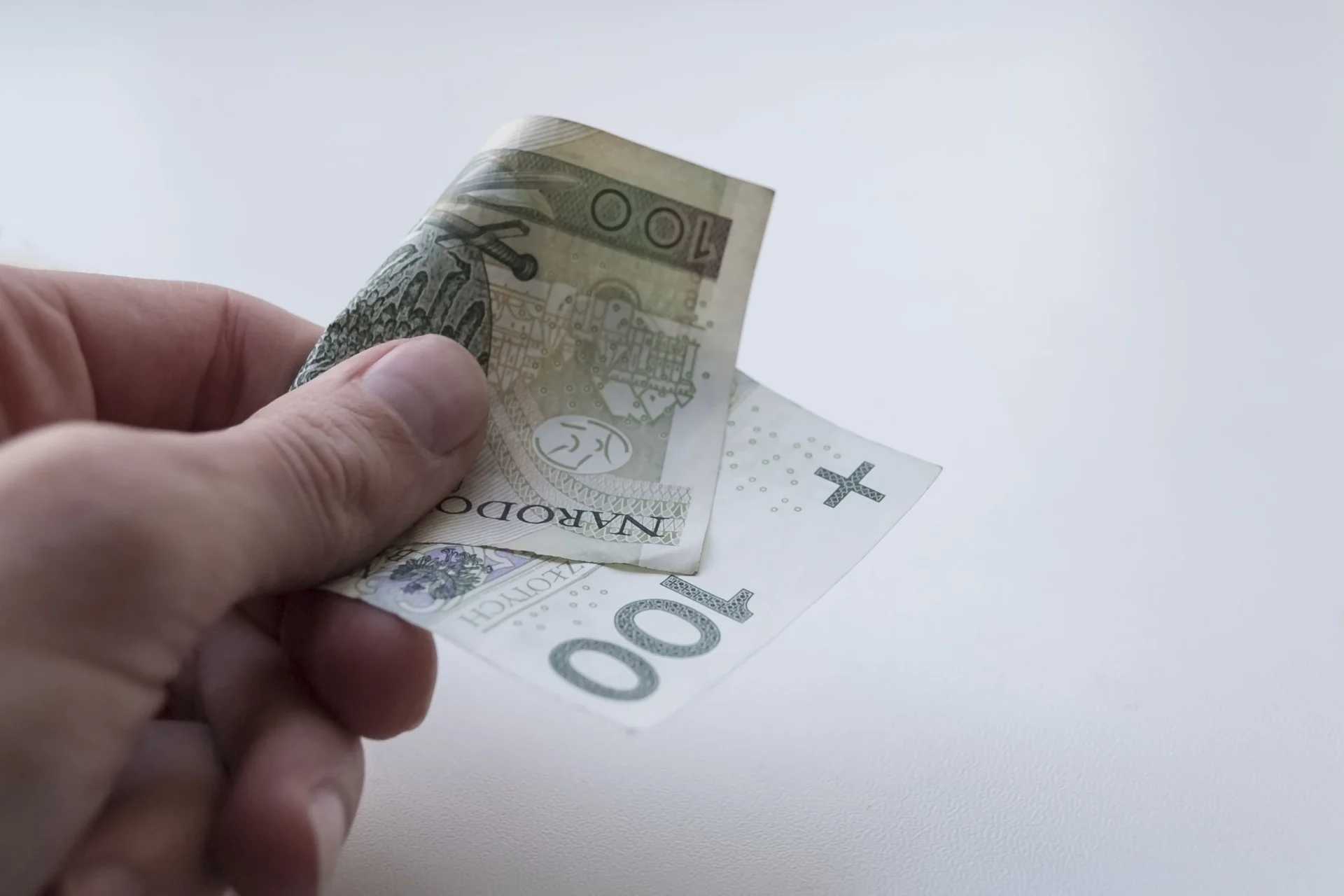 Nastolatkowie stuzłotowe banknoty wydrukowali na domowej drukarce.