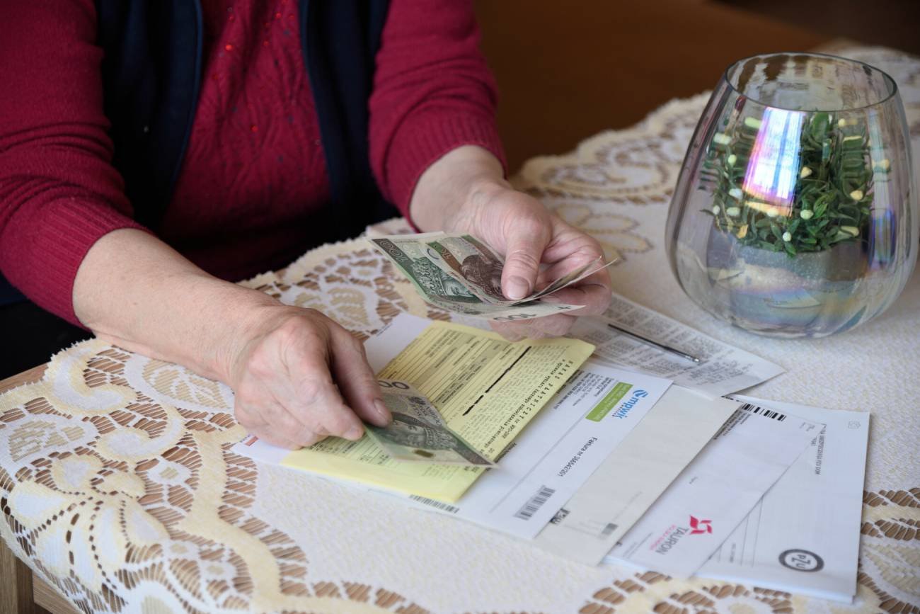 Kobieta odliczająca banknoty na rachunkach