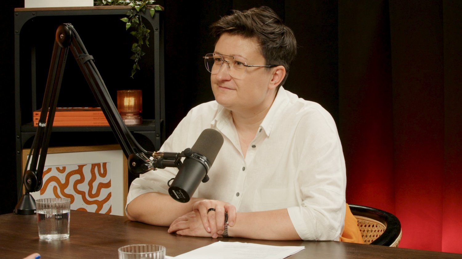 Agnieszka Suchodolska, kierownik zespołu zarządzania projektem CCN, w studio naTemat. Siedzi przy stole, a przed sobą ma mikrofon.