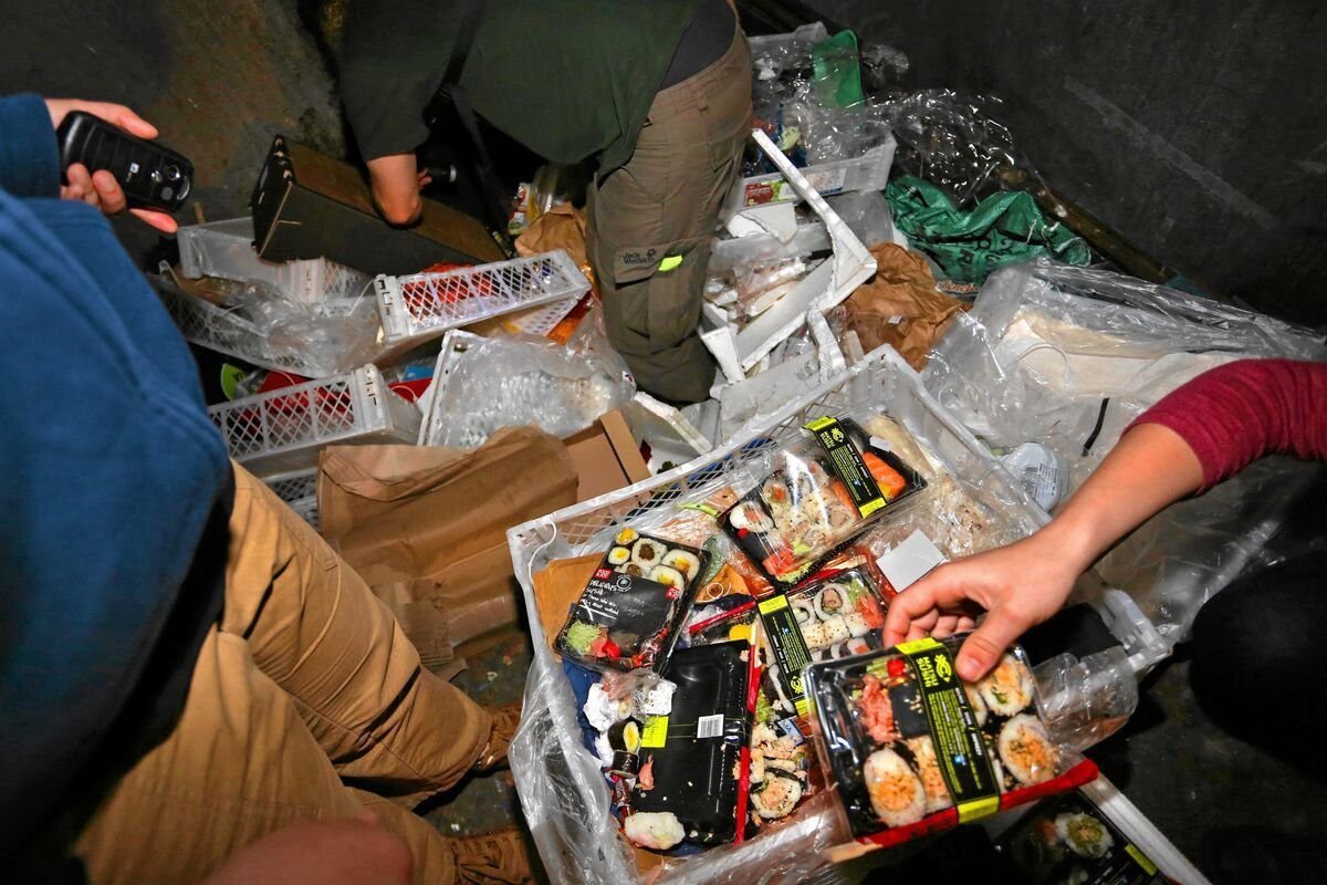 Wyrzucanie jedzenia przez sklepy będzie grozić poważnymi karami.