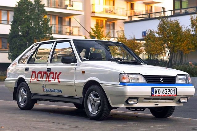 W Panek CarSharing można teraz wypożyczyć Poloneza Caro z 1993 roku