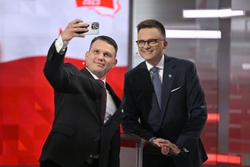 zymon Hołownia zapowiedział pracę nad projektem zakazania smartfonów w polskich szkołach. Tymczasem najnowszy sondaż IBRiS dla "Rzeczpospolitej" ujawnia, jaki jest stosunek społeczeństwa do tej propozycji.