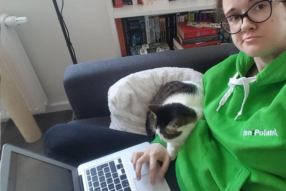 Chwilę wcześniej praktycznie usiadł na laptopie.