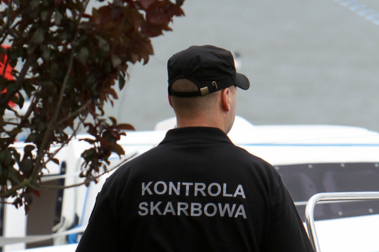 Urzędnik skarbowy w koszulce z napisem "kontrola skarbowa"