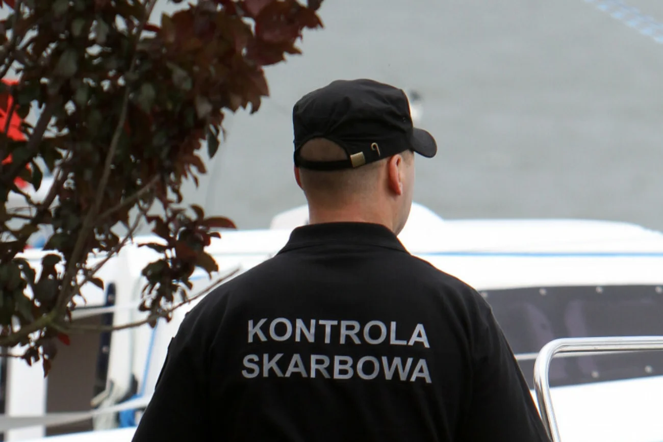 Urzędnik skarbowy w koszulce z napisem "kontrola skarbowa"
