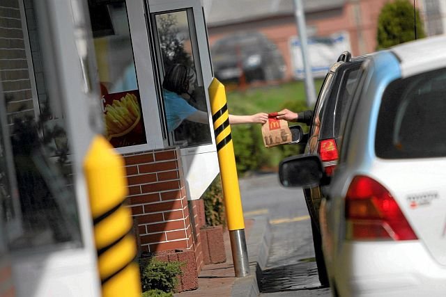 Wiele osób zastanawia się, czy otwieranie barów McDonald's w święta jest zgodne z przepisami. Owszem - na dodatek dla wielu podróżnych to jedyna szansa na zjedzenie czegoś ciepłego po drodze