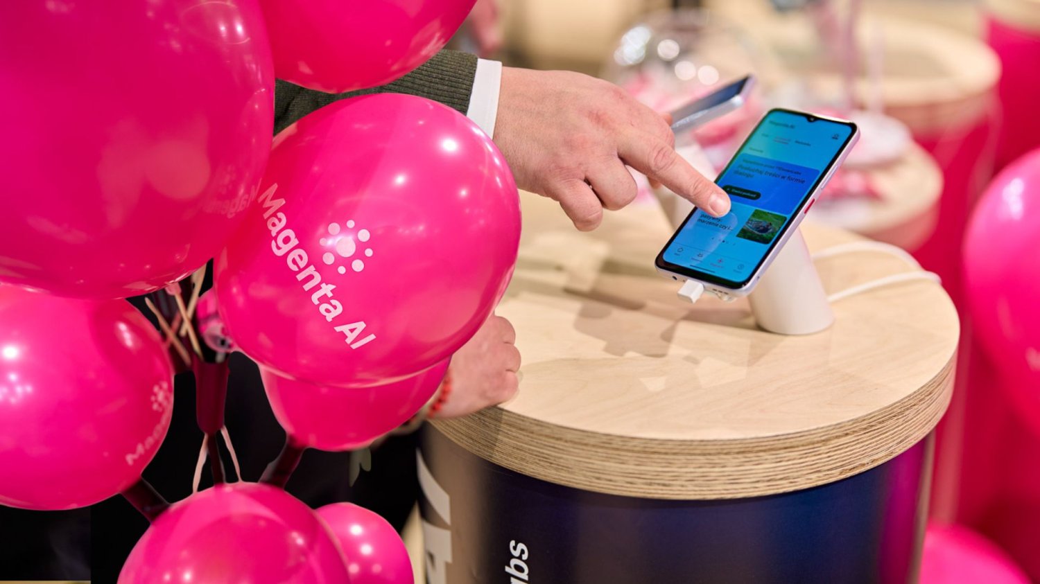 Magenta AI na smartfonie. T-Mobile udostępnia klientom darmowy ekosystem narzędzi sztucznej inteligencji.