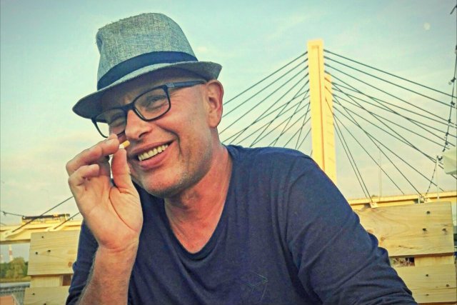 Mariusz Jaraczewski robi kuwety dla kotów z ceramiki