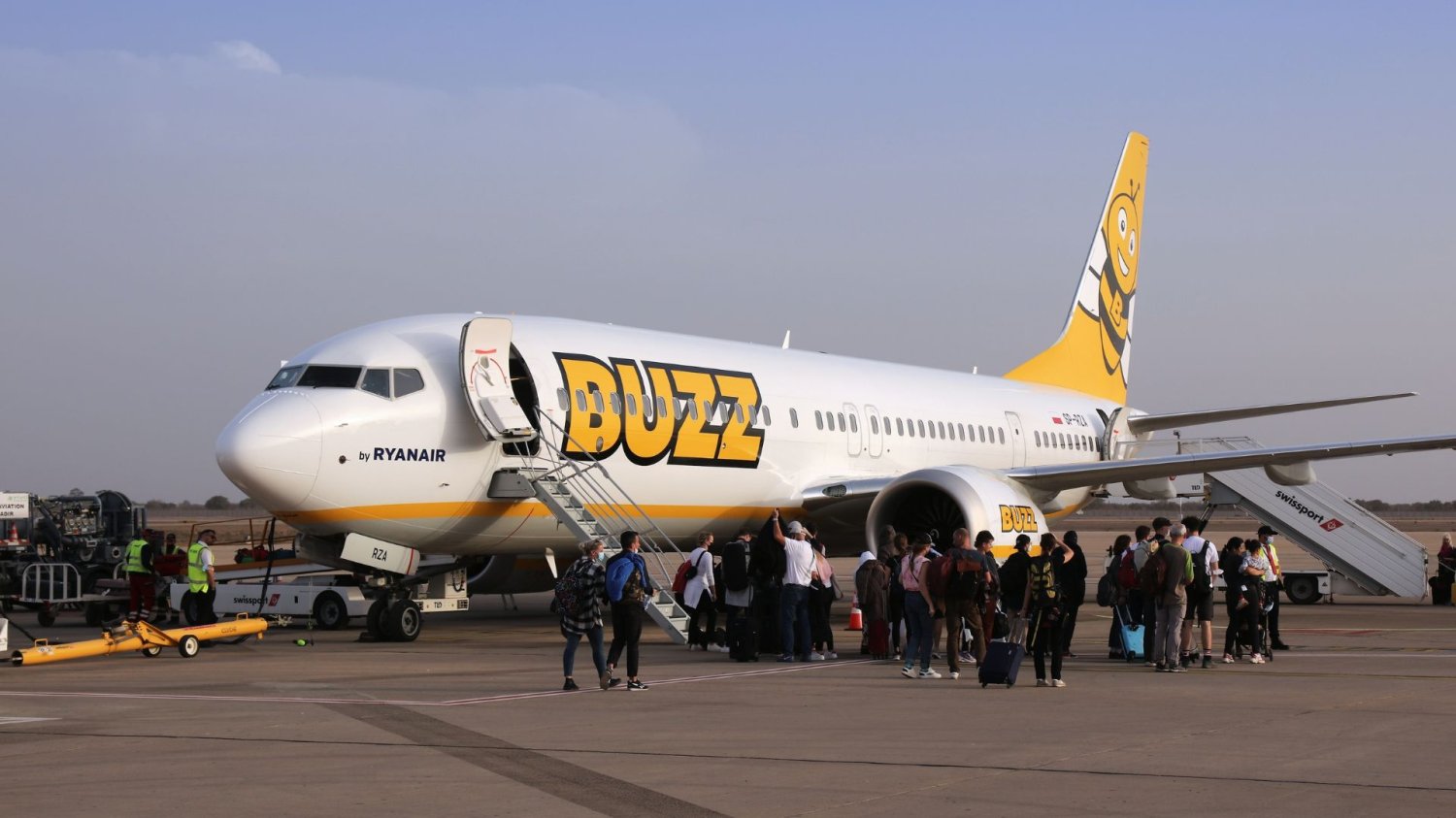 Wielka rekrutacja na południu Polski w Ryanair. Wejdź do lotnictwa bez doświadczenia i pracuj 3 na 3. Samolot Ryanair, Buzz.
