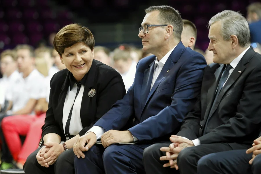 Premier Beata Szydło, szef PFN Cezary Jurkiewicz oraz jego zwierzchnik, wicepremier i minister kultury Piotr Gliński.