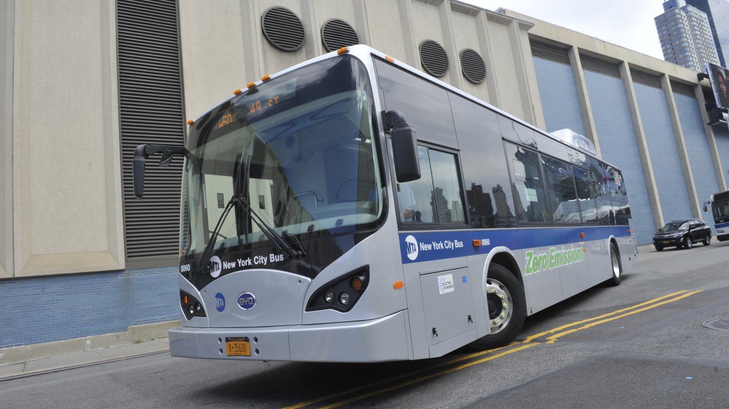 BYD Electric Bus w trakcie jazdy testowej w Nowym Jorku.