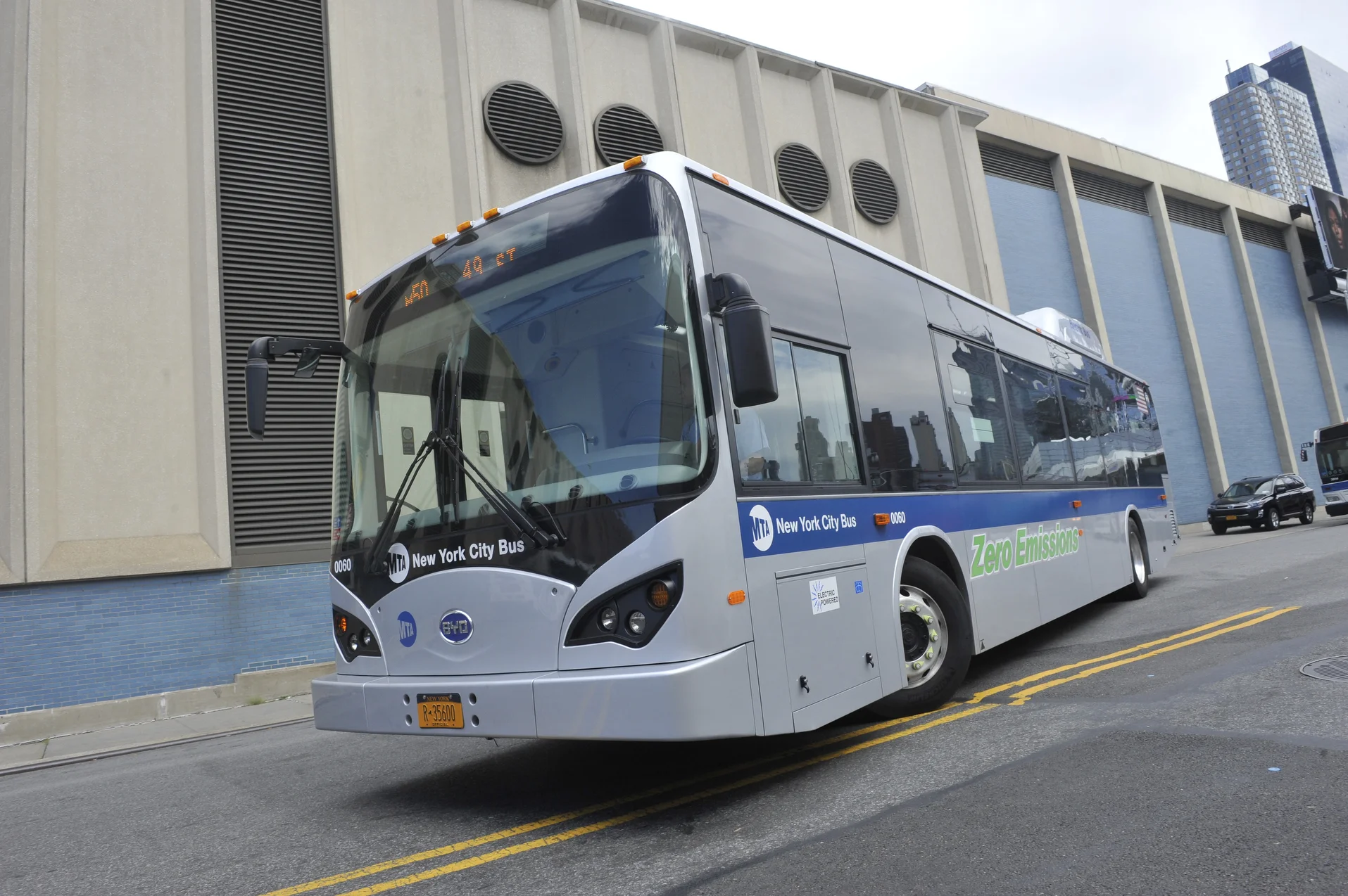 BYD Electric Bus w trakcie jazdy testowej w Nowym Jorku.