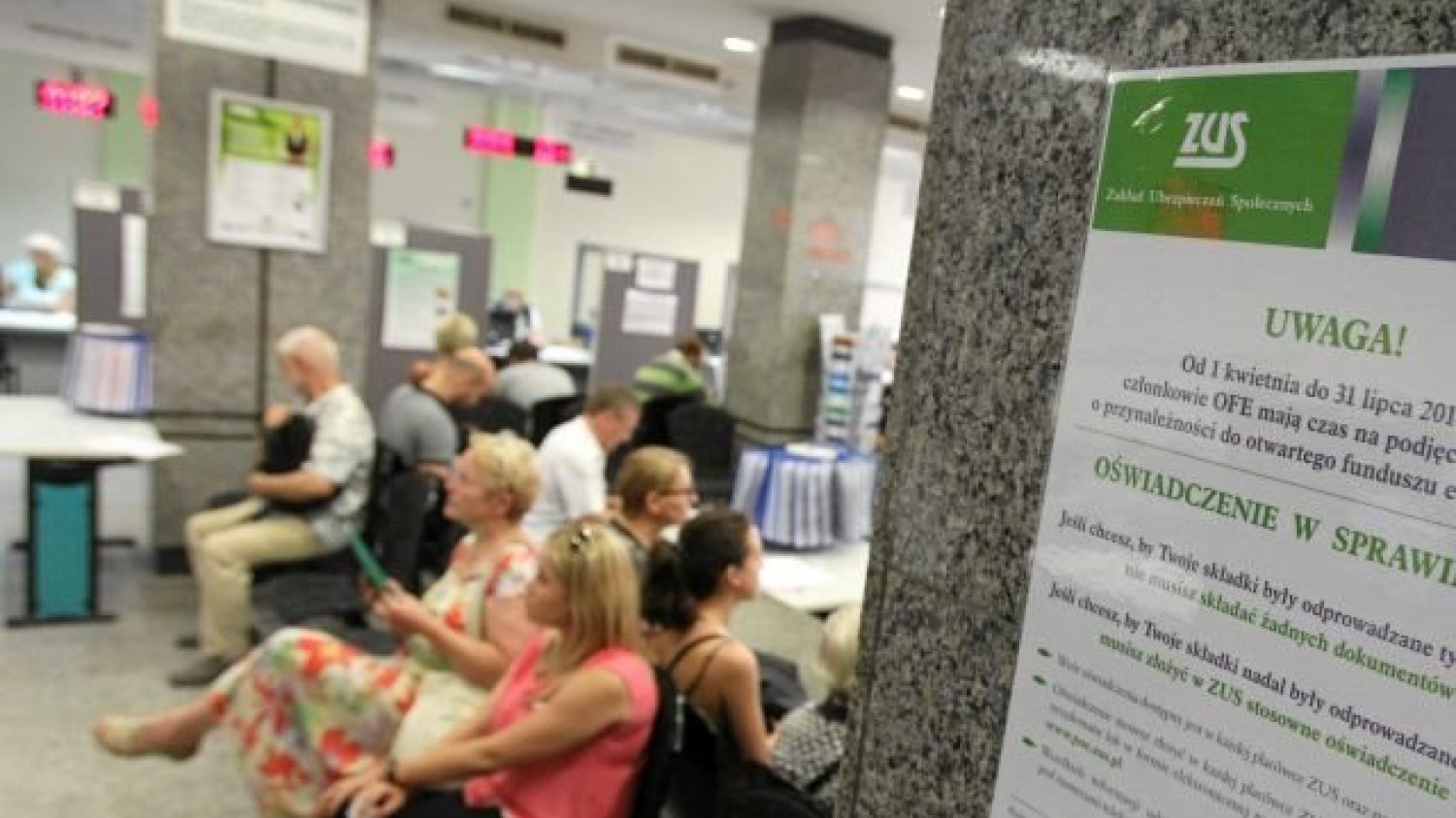 Związkowcy opublikowali listę z wynagrodzeniami specjalistów ZUS. Rzecznik odpowiedział na to swoją listą