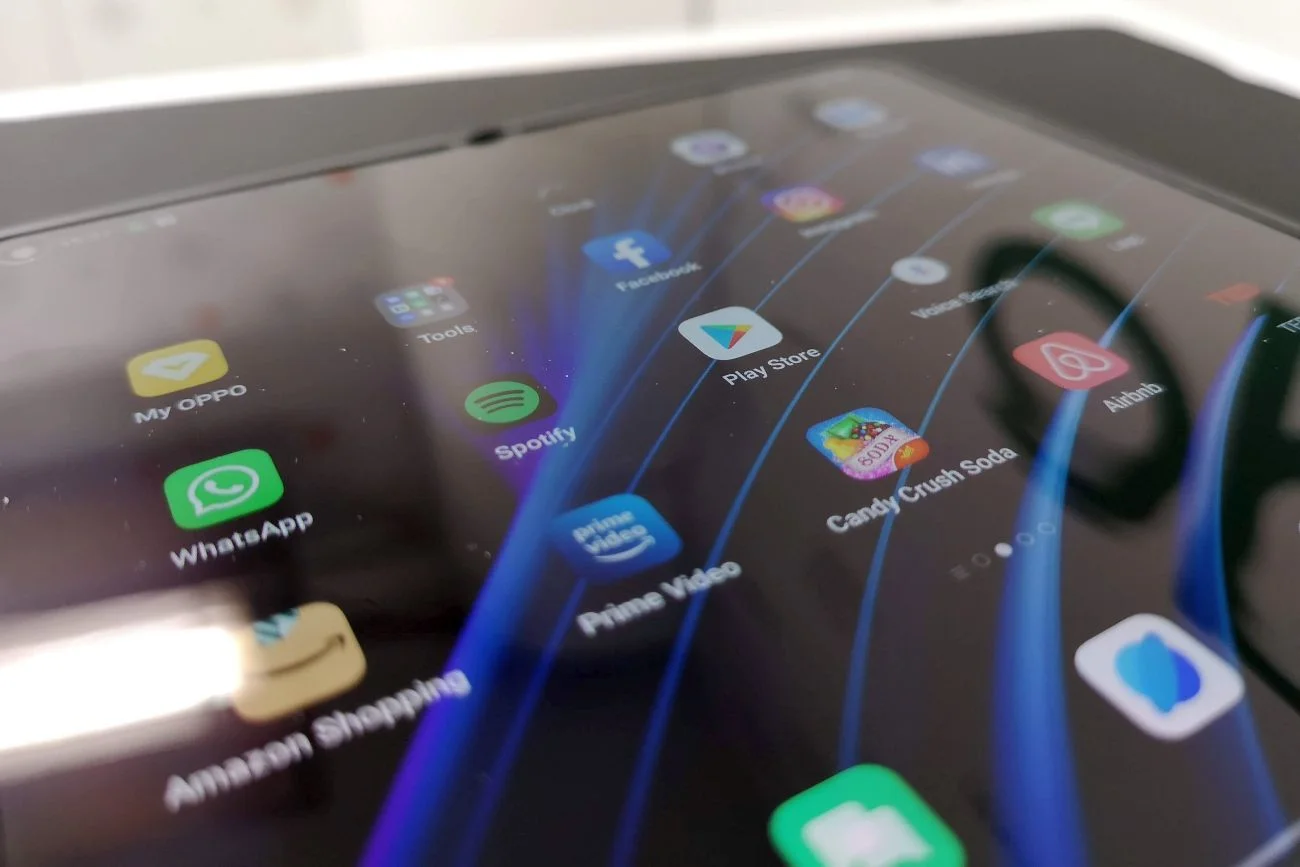 Oppo Find N - ekran główny jest równy jak stół i nie widać przerwy w wyświetlaczu