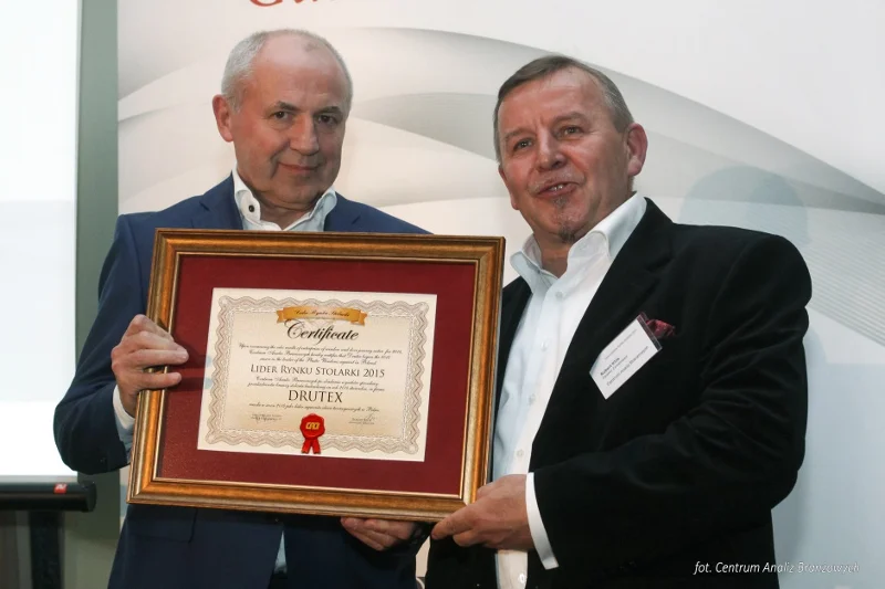 Leszek Gierszewski, prezes Drutexu, odbierający z rąk przedstawiciela Centrum Analiz Branżowych dyplom „Lidera Rynku Stolarki 2015”