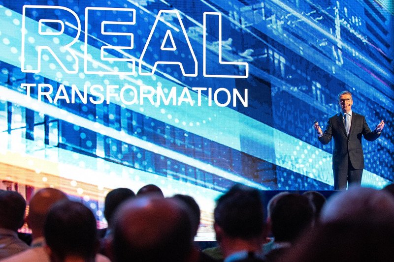 Aongus Hegarty - prezes Dell Technoogies na Europę, Bliski Wschód i Afrykę, tłumaczy wnioski z raportu "Future Thinkers"