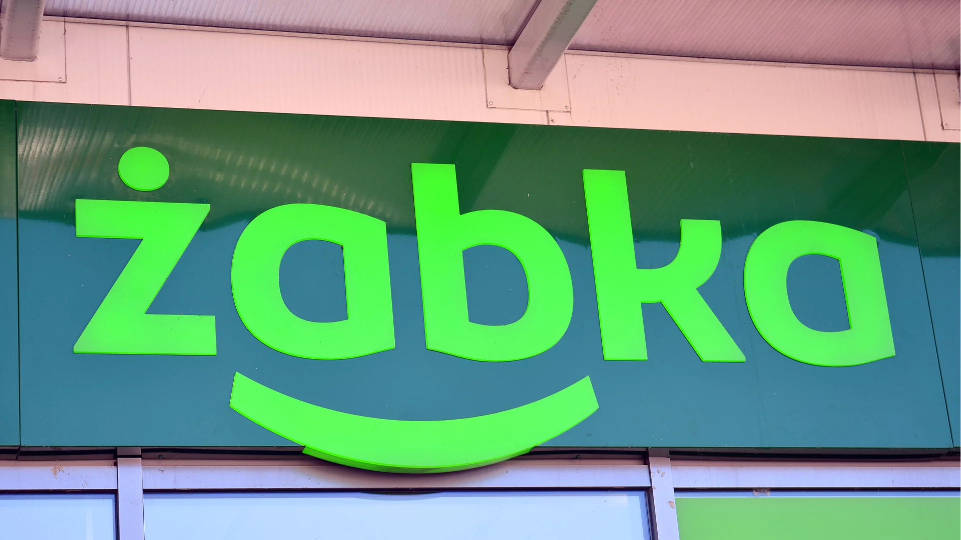 Żabka stawia food truck pod Tatrami. Z zielonej furgonetki nakarmią turystów Sklep żabka