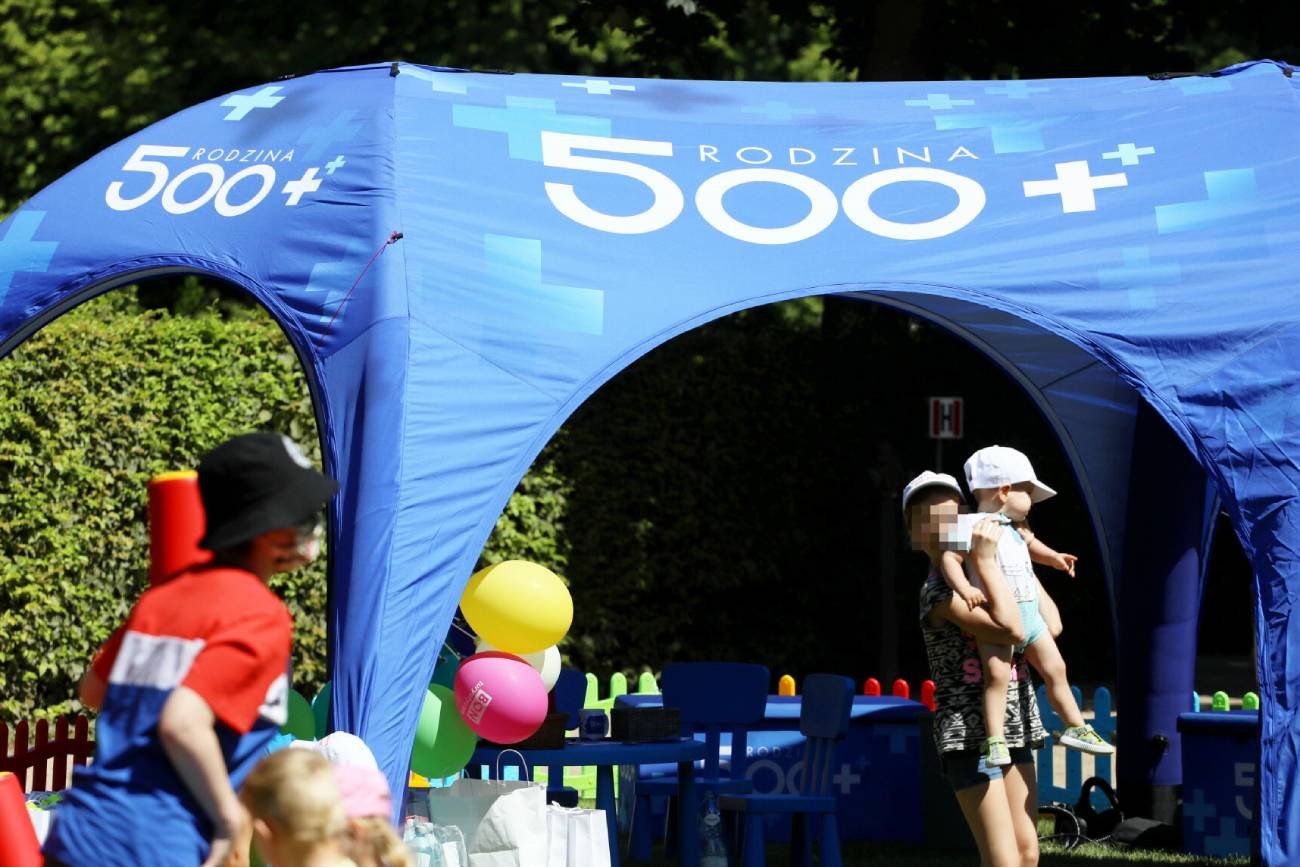 dzieci bawiące się przed namiotem 500+