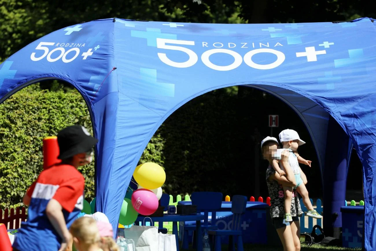 dzieci bawiące się przed namiotem 500+
