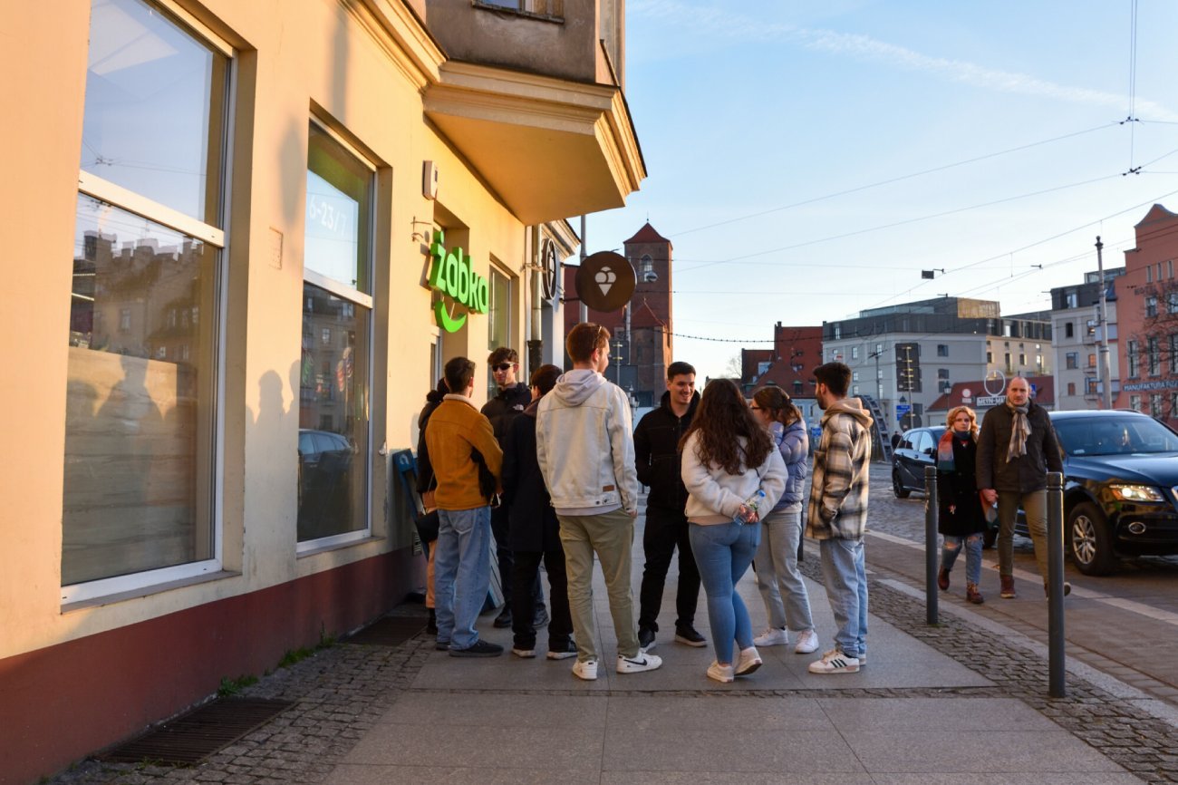 Czy w Żabce można płacić gotówką w niedzielę?