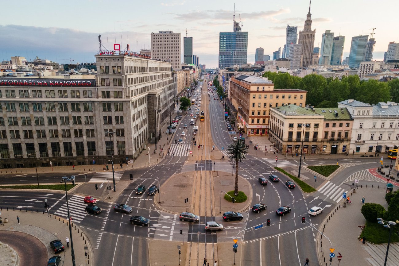 stolica Polski Warszawa ulica Aleje Jerozolimskie, Rondo de Gaulle'a pełne aut i przechodniów