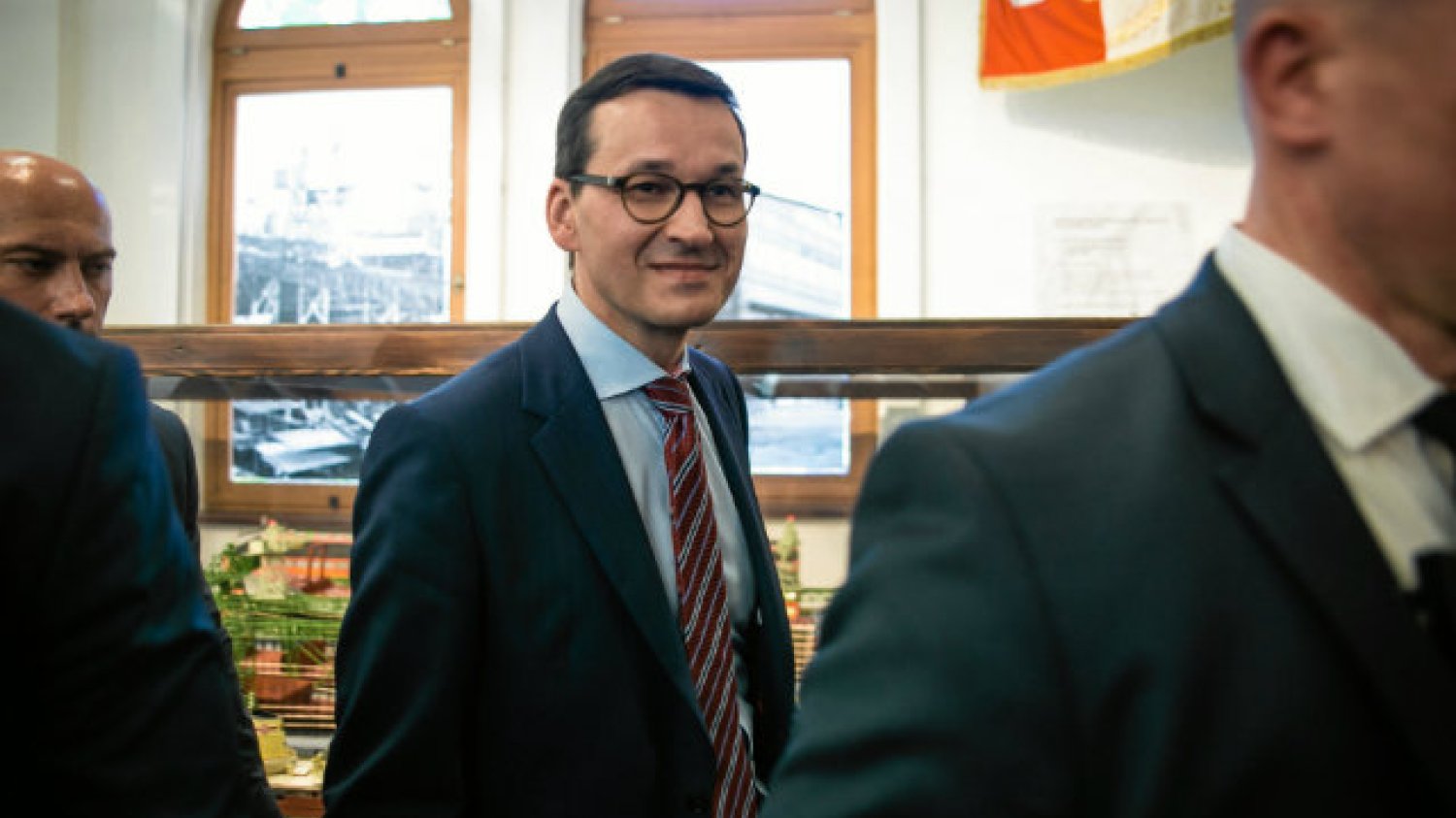 Mateusz Morawiecki podpisał rozporządzenie, dzięki któremu każde uczące się dziecko dostanie 300 zł na wyprawkę szkolną