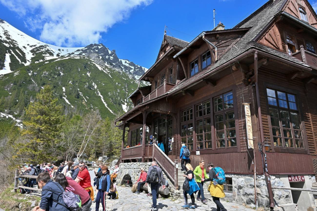 Morskie Oko i turyści w Tatrach