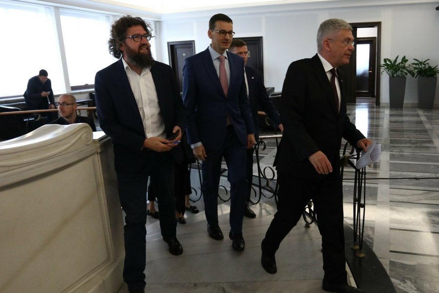 Mateusz Morawiecki (w środku).