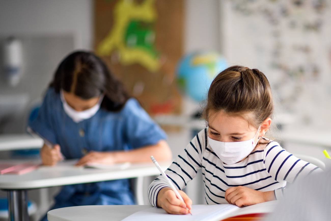 Dzieci w maseczkach w szkole.