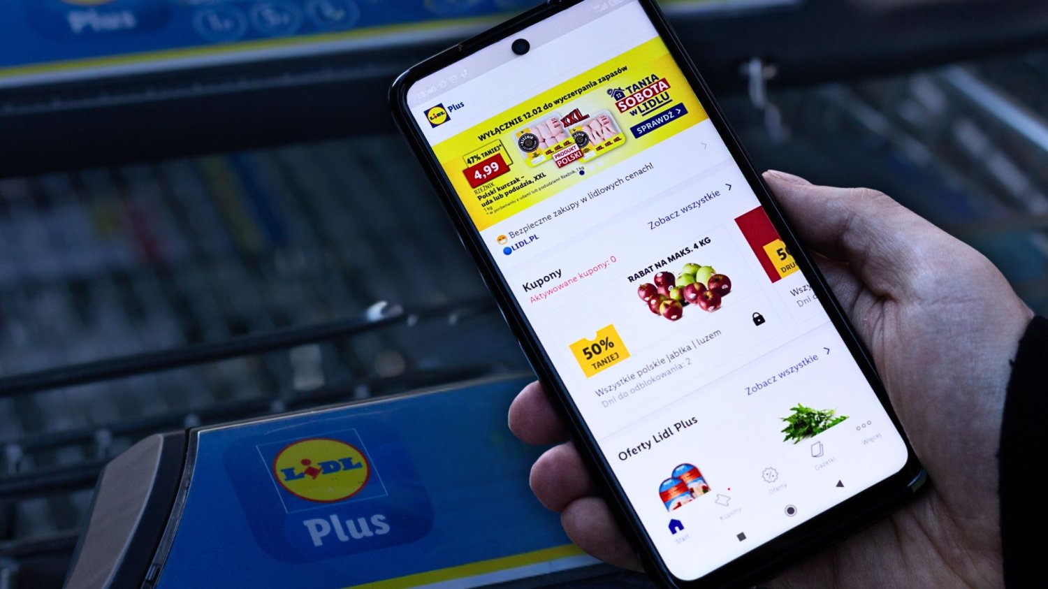 Nowy regulamin Lidl Plus od 13 maja. Zapomnij o problemach z logowaniem. Aplikacja Lidl Plus na smartfonie.
