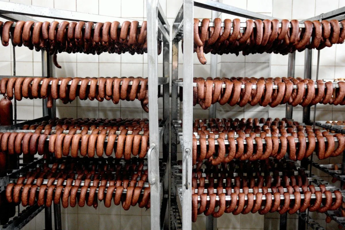W partii kiełbasy wieprzowej "Kiełbasa surowa Metka Bawarska" i produkcie mięsnym „Polska w Folii” wykryto bakterie. Inspektorat podkreśla, ze nie należy spożywać wskazanych produktów.