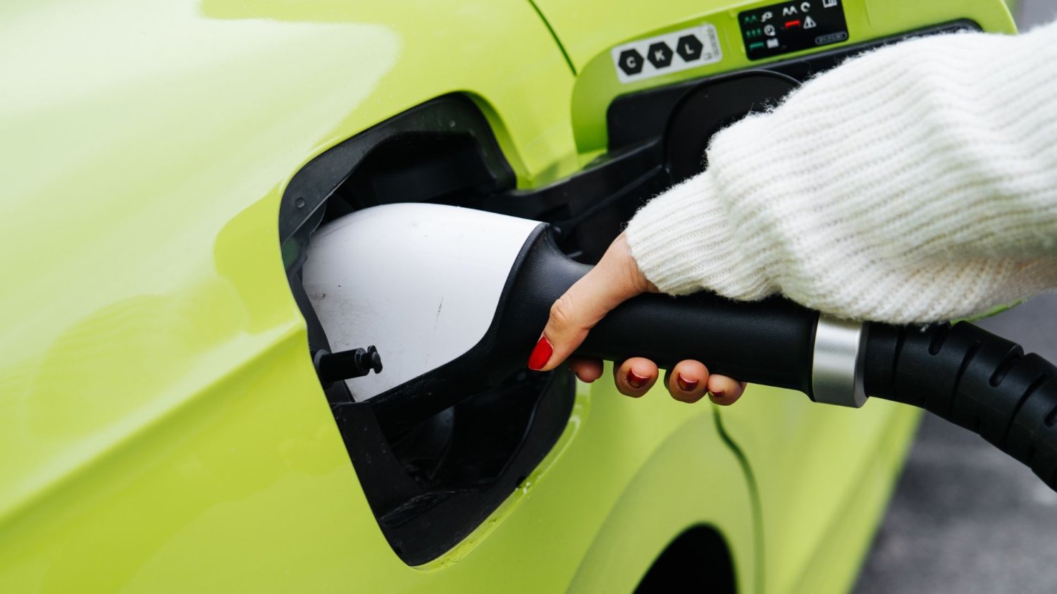Ładowanie samochodu elektrycznego.