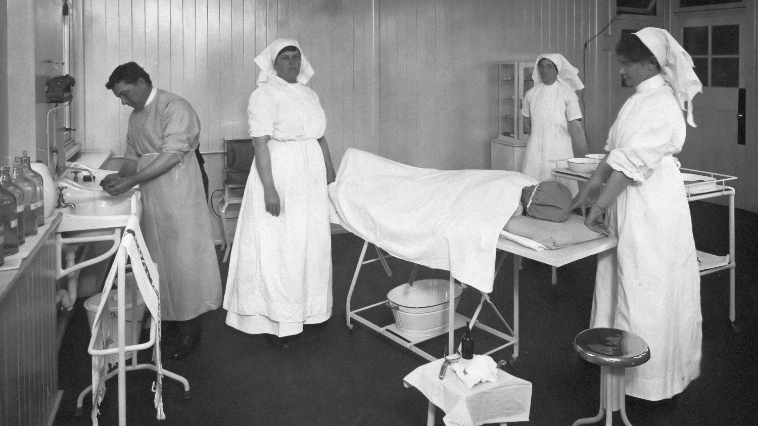 Zamykajmy stare szpitale, budujmy nowe. Wiele obecnych przypominają XIX-wieczne umieralnie Pacjent przygotowywany do operacji, rok 1914, Sydney