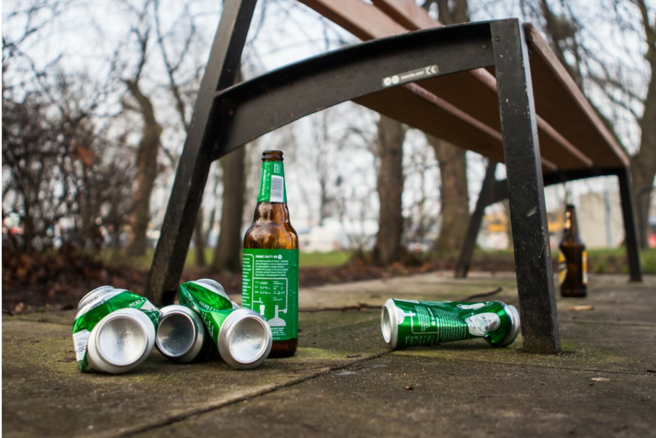 Puste butelki pod ławką