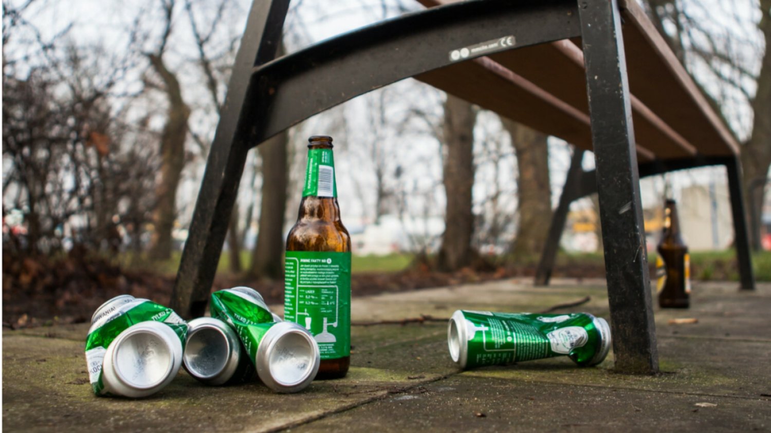 Puste butelki pod ławką