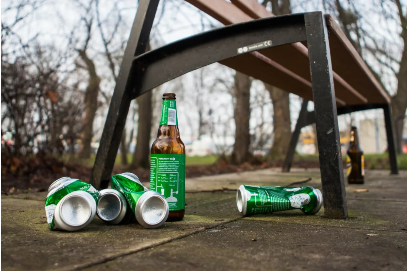 Puste butelki pod ławką